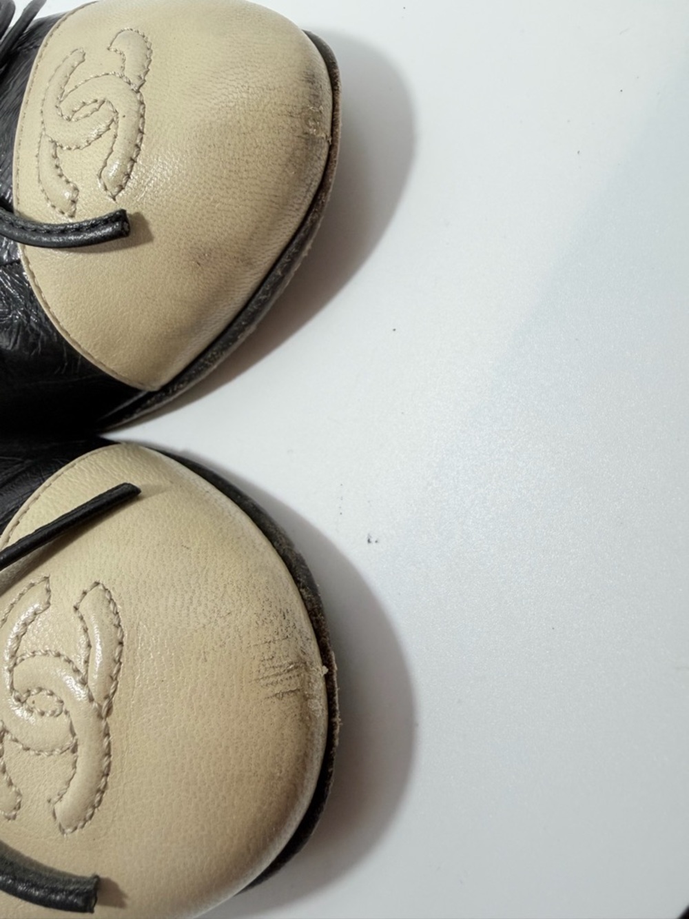 CHANEL Black and Cream Leather Cap-Toe Ballet Flats with CC Logo - Picture 15 of 16